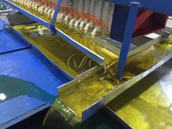 Advanced oil refining equipment for purifying edible oil and removing impurities.